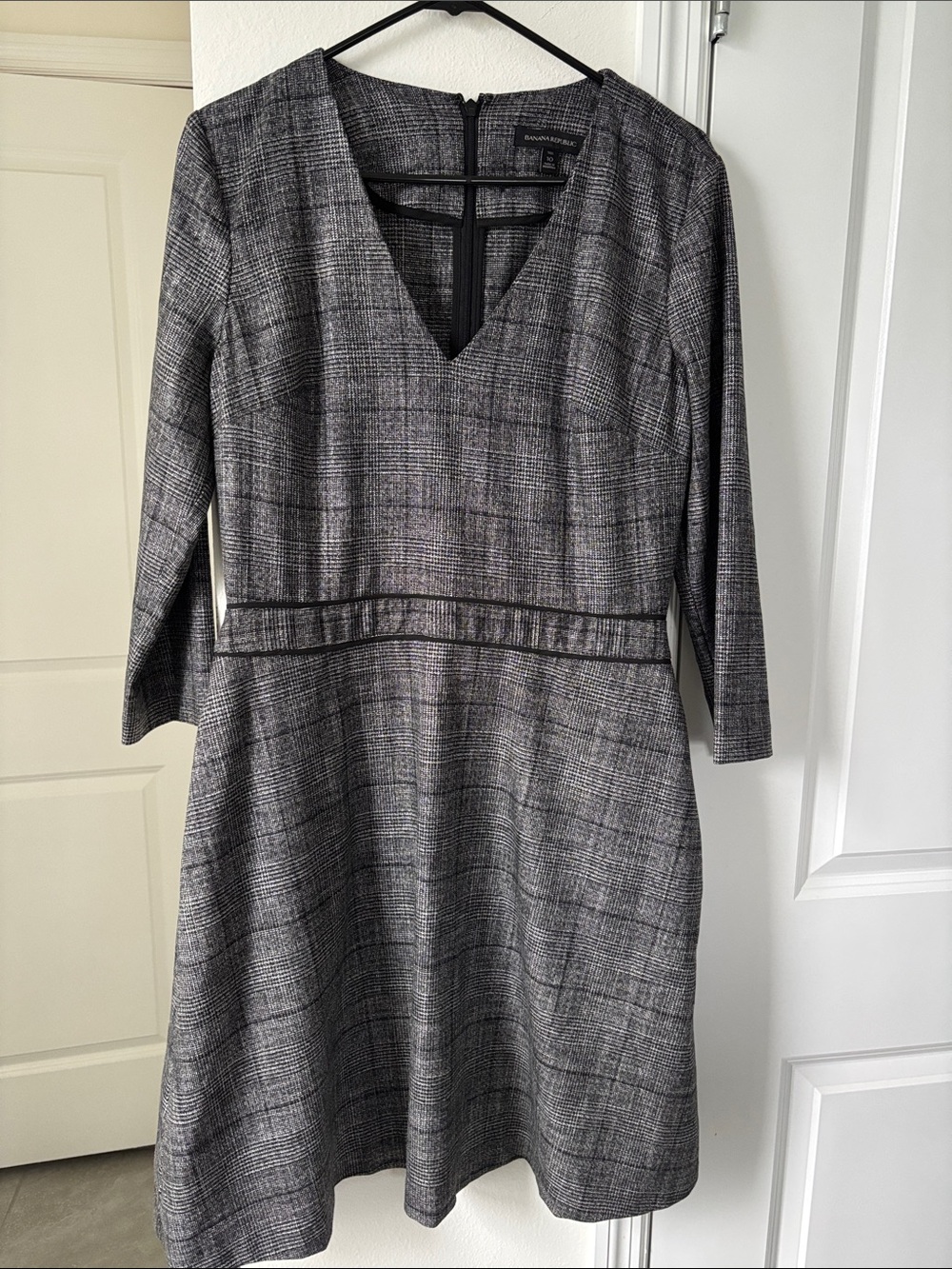 Banana Republic Gray Plaid V-Neck Long Sleeve Dress